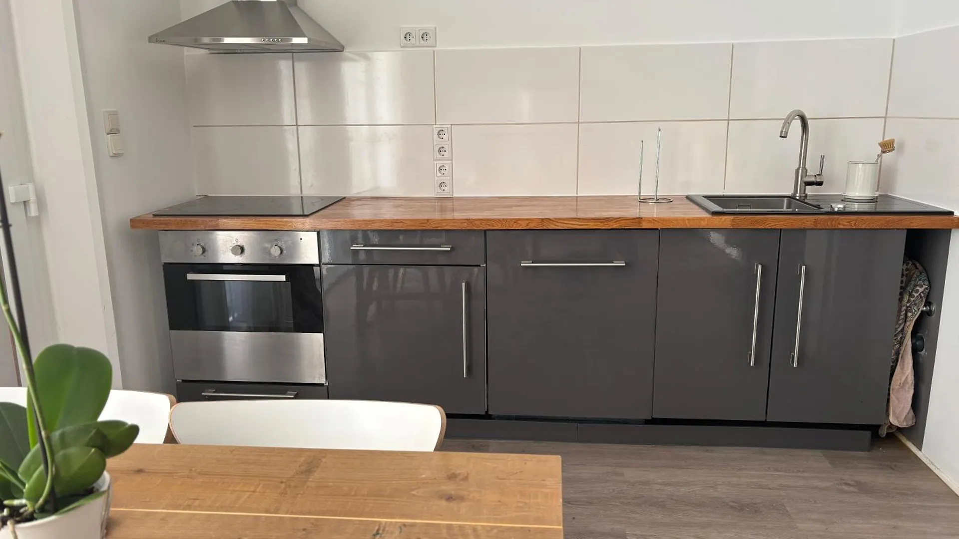 Authentic Travellers Suite Meerbusch 0*,