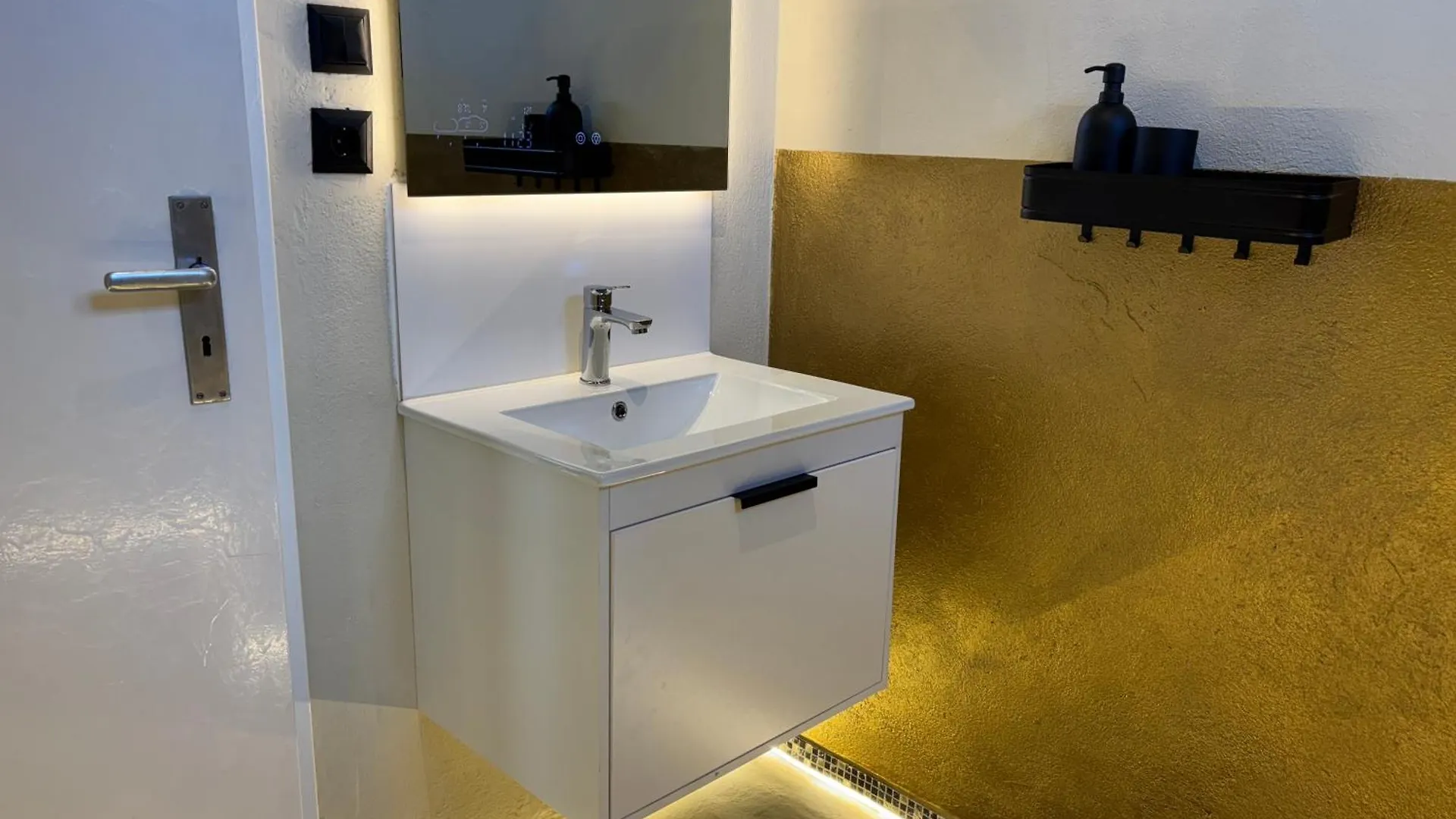 Authentic Travellers Suite Meerbusch 0*,  Tyskland